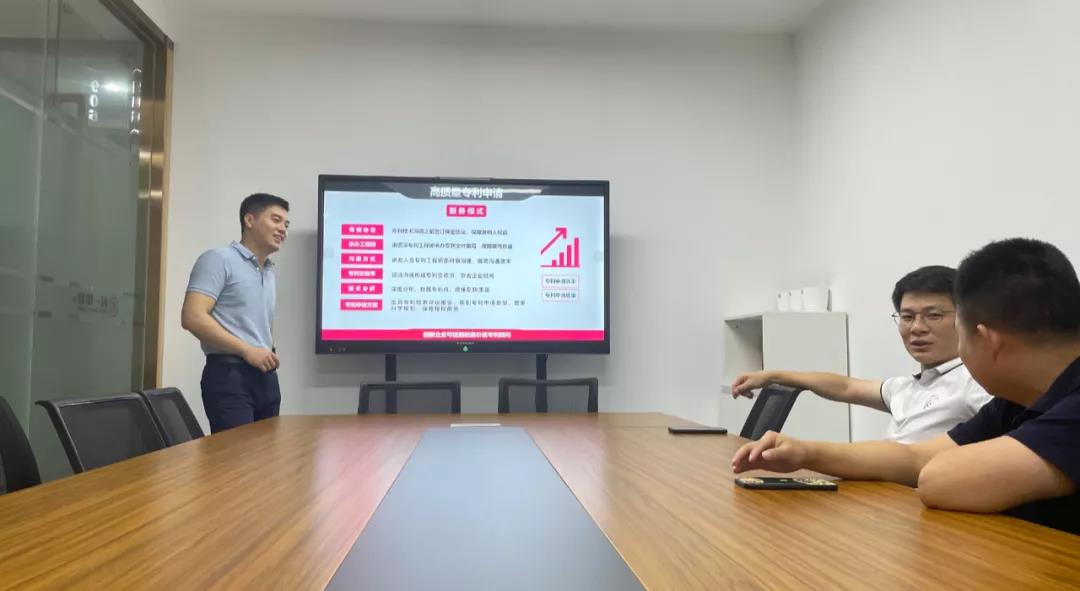 龙华区科创局领导莅临我司了解企业知识产权保护工作(图3)